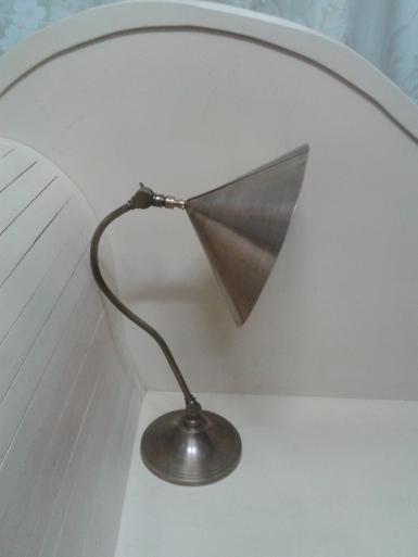 Brass desk lamp size high 42 cm. shade wide 23.5 cm. Brass desk lamp size high 42 cm. shade wide 23.5 cm.