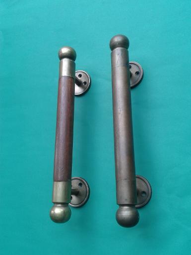 Brass door handle code AC.037W wood with brass size L:250 mm. W: 25 mm. Brass door handle code AC.037W wood with brass size L:250 mm. W: 25 mm.