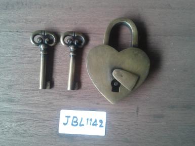 Brass door lock code JBL.1142 size W: 67 mm. L: 93 mm. Brass door lock code JBL.1142 size W: 67 mm. L: 93 mm.