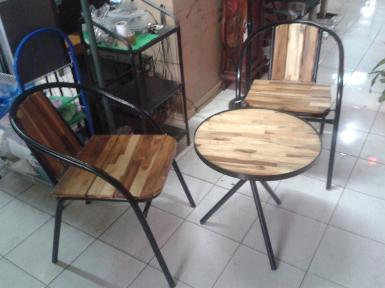 Iron coffee table with teak wood size table D: 50 cm. h :50 cm Iron coffee table with teak wood size table D: 50 cm. h :50 cm