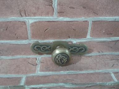 Brass Handle code O.007 size L: 80 mm wide 24 mm. Brass Handle code O.007 size L: 80 mm wide 24 mm.