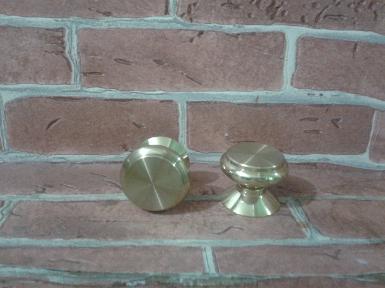 Brass Handle code N.053D size wide 32 mm high 27 mm. Brass Handle code N.053D size wide 32 mm high 27 mm.
