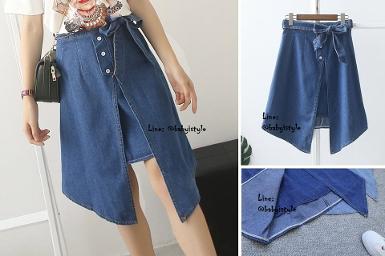  Sales เด็กโต/ผู้ใหญ่-กระโปรงยีนส์สีเข้มทรงเอเฉียงหน้า มีสายผูกเอวไซส์ S/L รหัส KKK705B