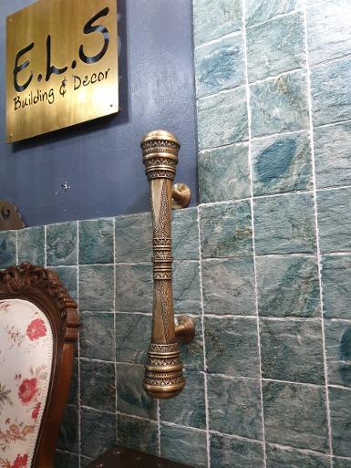 Brass door handle Item Code ACMR053 size long 500 mm. head 79 mm body 42mm base 56mm. Brass door handle Item Code ACMR053 size long 500 mm. head 79 mm body 42mm base 56mm.