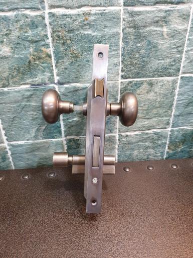 ฺBrass door lock Item Code WMRP56 size handle wide 56 mm. ฺBrass door lock Item Code WMRP56 size handle wide 56 mm.