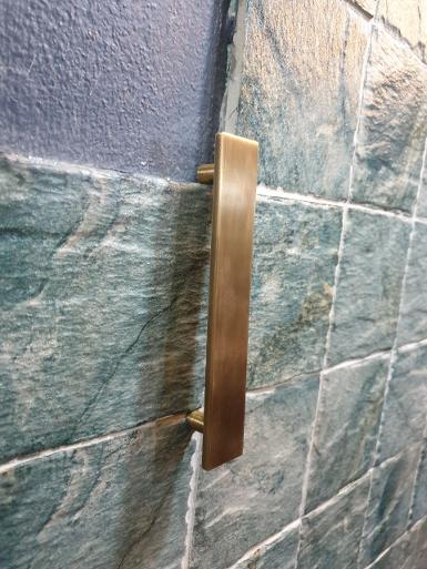 Brass handle Item Code AMR25 size long 150 mm .wide 25 mm high 20 mm. Thickness 3 mm. Brass handle Item Code AMR25 size long 150 mm .wide 25 mm high 20 mm. Thickness 3 mm.