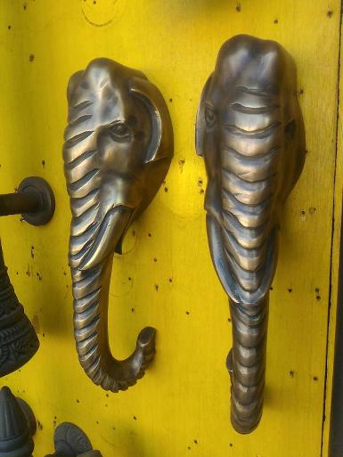 Elephant head handle brass material Item price/set Code KSE.30 size long 300 mm. Elephant head handle brass material Item price/set Code KSE.30 size long 300 mm.