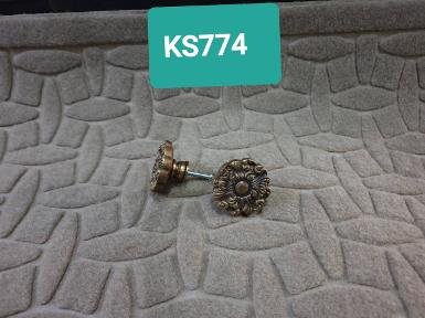 Flower brass handle Item Code KS774 size wide 39 mm.high 21 mm. Flower brass handle Item Code KS774 size wide 39 mm.high 21 mm.