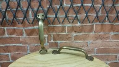 Window Handle Code C.052F (full)size long 14 cm (140 mm) wide 29 mm. Window Handle Code C.052F (full)size long 14 cm (140 mm) wide 29 mm.