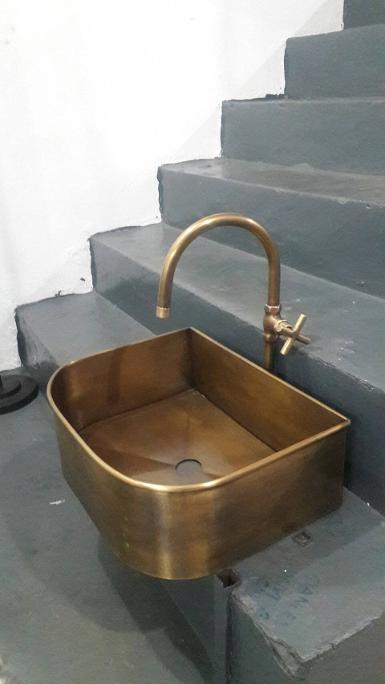 ฺBrass sink Item Code BS018M size long 423 mm.wide 323 mm. high 135 mm. ฺBrass sink Item Code BS018M size long 423 mm.wide 323 mm. high 135 mm.
