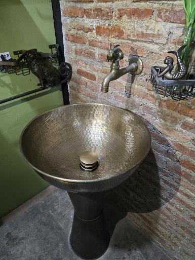 Brass sink code BS40H16 size wide 400 mm. high 160 mm. Brass sink code BS40H16 size wide 400 mm. high 160 mm.