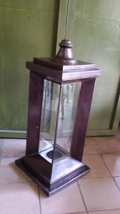 Pole Ligfht brass with normal glass thickness 3 mm. Item Code PL01 size 30x30 cm high 70 cm. Pole Ligfht brass with normal glass thickness 3 mm. Item Code PL01 size 30x30 cm high 70 cm.