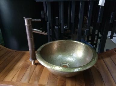 Brass sink with faucet Item Code FWS019 size sink 33 cm. Brass sink with faucet Item Code FWS019 size sink 33 cm.