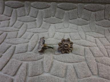 Flower handle brass price/1 code KS780 size 33 mm.high 13 mm. Flower handle brass price/1 code KS780 size 33 mm.high 13 mm.