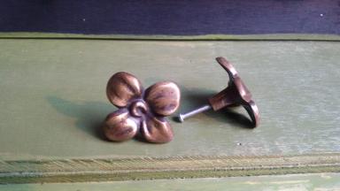 Flower Handle Brass code N.100 size wide 50 mm. Flower Handle Brass code N.100 size wide 50 mm.