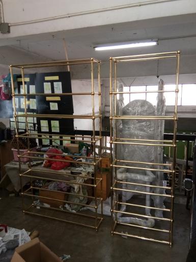 ฺBrass shelf with glass Thickness 10 mm.Item Code BSK.10 size wide 1000 mm.deep 200 mm.H 1700 mm. ฺBrass shelf with glass Thickness 10 mm.Item Code BSK.10 size wide 1000 mm.deep 200 mm.H 1700 mm.