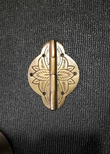 Brass hinge Item code V058MR size long 100 mm. Wide 75 mm. THICKNESS 3 MM. Brass hinge Item code V058MR size long 100 mm. Wide 75 mm. THICKNESS 3 MM.