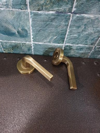 Brass knob Item Code QMR65S size wide 60 mm.H 65 mm.long 120 mm. Thick 10 mm. leg 19x19 mm. Brass knob Item Code QMR65S size wide 60 mm.H 65 mm.long 120 mm. Thick 10 mm. leg 19x19 mm.