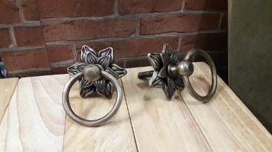 Flower handle brass Item Code Flower Lilly size ring 58 mm. wide 60 mm. Flower handle brass Item Code Flower Lilly size ring 58 mm. wide 60 mm.