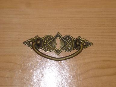 Keyhole Plate Brass Item Code M.021 size long 100 mm. wide 32 mm. wide include handle 40 mm. Keyhole Plate Brass Item Code M.021 size long 100 mm. wide 32 mm. wide include handle 40 mm.