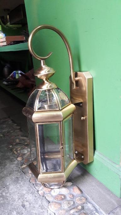 Brass wall lamp item code EGL18 size body 15 cm.high 38 cm. Base 20 x 10 cm. Brass wall lamp item code EGL18 size body 15 cm.high 38 cm. Base 20 x 10 cm.