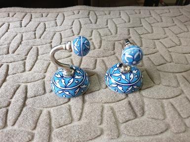 Ceramic hook item code UCH018B size base wide 50 mm. Ceramic hook item code UCH018B size base wide 50 mm.