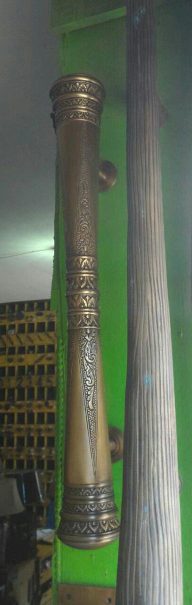 Brass door handle Item Code JBL071 size long 71 cm. Brass door handle Item Code JBL071 size long 71 cm.