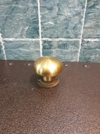 Brass pull handle full brass Item code NMR56 size wide 56 mm Thickness 27 mm. high 55 mm. Brass pull handle full brass Item code NMR56 size wide 56 mm Thickness 27 mm. high 55 mm.