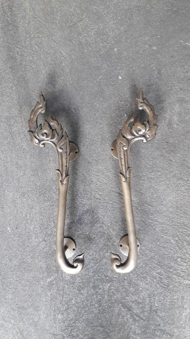 Thai style handle material brass Item Code TSH18 size long 40 cm. Thai style handle material brass Item Code TSH18 size long 40 cm.