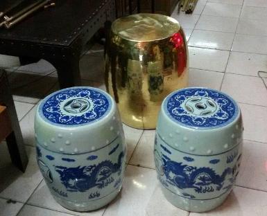 Ceramic stool size wide 30 cm high 43 cm. Ceramic stool size wide 30 cm high 43 cm.